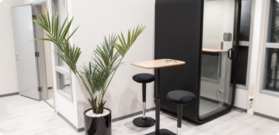 Office X Toimitilat Grafila Jyväskylä. Koti työllesi ilman häiriötekijöitä. Laadukas työtila ja kaikki tarittava -tarvitset vain läppärin!