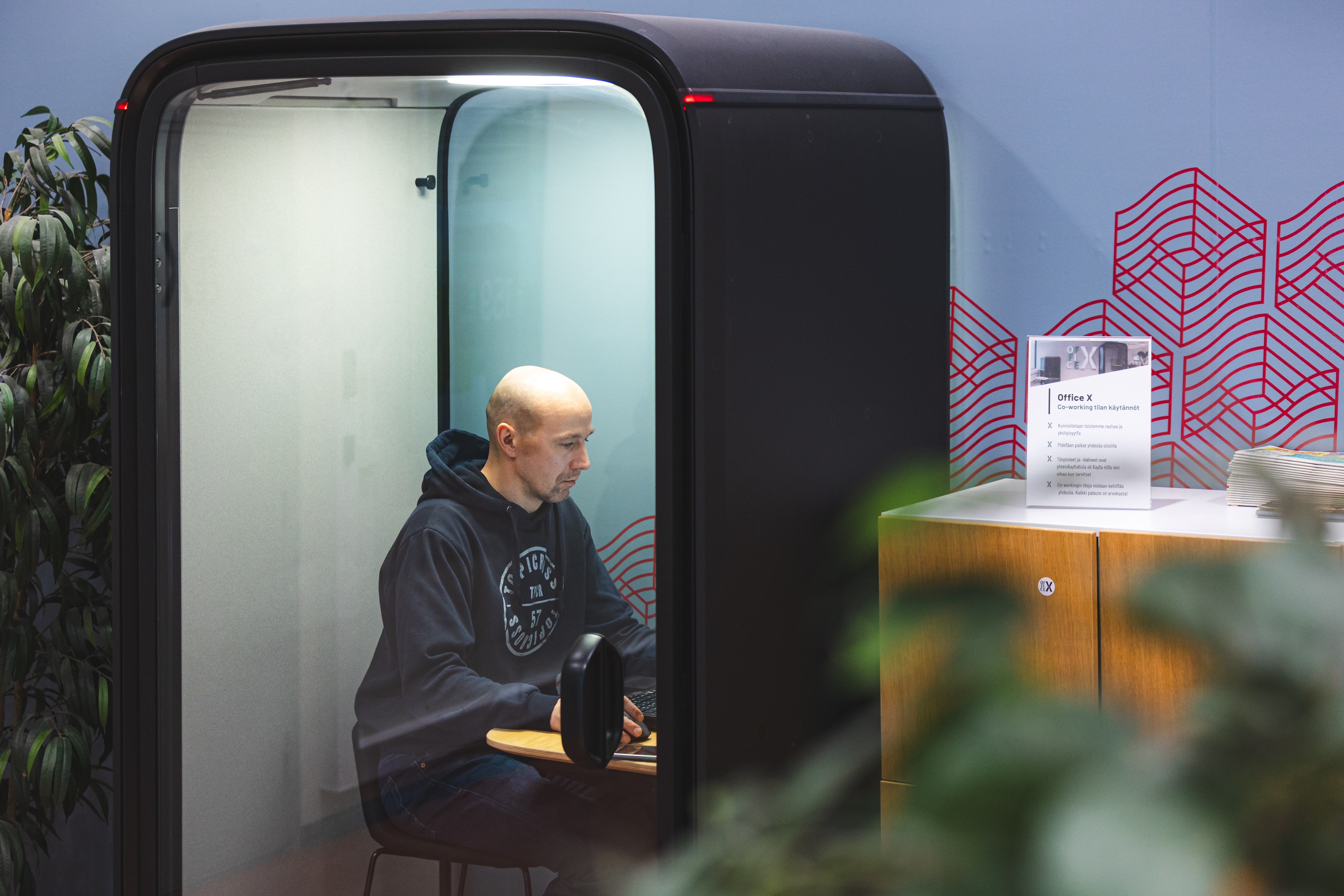 Office X Toimitilat Grafila Jyväskylä. Koti työllesi ilman häiriötekijöitä. Laadukas työtila ja kaikki tarittava -tarvitset vain läppärin!